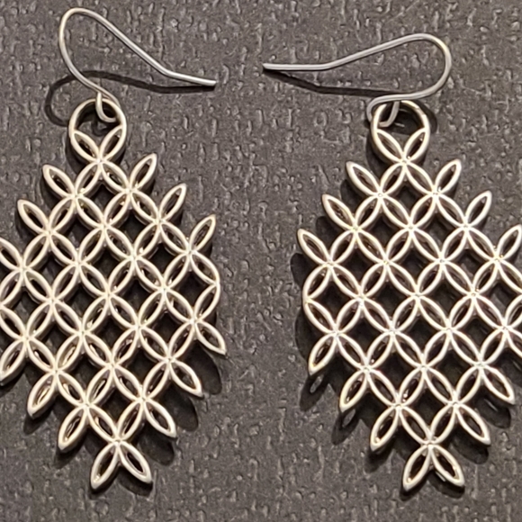 RHOMBUS SHAPED MESH SILVER PLATED GEOMETRICAL SHAPED EARRINGS - Picture 4 of 7